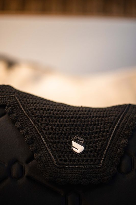 Samshield Soundshield Embroidery Ørehette - Sort   